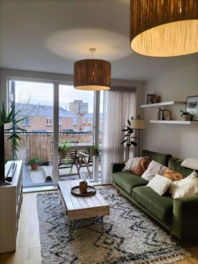 Spacious 2-Bedroom Apartment in Central Location, Modern Amenities, Walking Distance to Attractions